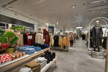 ABU DHABI, BAE - CIRCA HAUARY, 2020: alışveriş merkezindeki H ve M mağazasının içi.