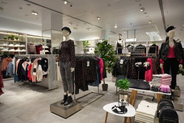 ABU DHABI, BAE - CIRCA HAUARY, 2020: alışveriş merkezindeki H ve M mağazasının içi.