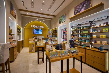 ABU DHABI, BAE - CIRCA JANUARY, 2020: L 'Occitane en Provence mağazasının içi. L 'Occitane, vücut, yüz, saç, parfüm ve ev ürünleri satan lüks bir Fransız perakendecisi..