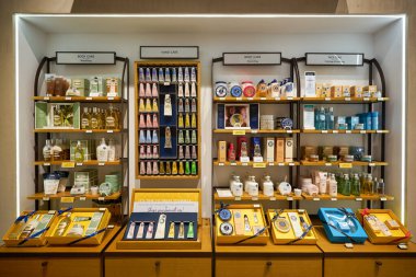 ABU DHABI, BAE - CIRCA JANUARY, 2020: L 'Occitane en Provence mağazasının içi. L 'Occitane, vücut, yüz, saç, parfüm ve ev ürünleri satan lüks bir Fransız perakendecisi..