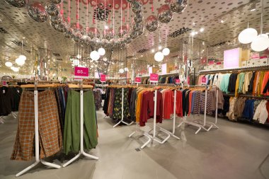 ABU DHABI, BAE - CIRCA JANUARY, 2020: Abu Dabi 'deki alışveriş merkezinde Monki mağazasının içi.