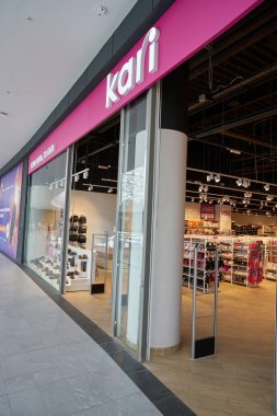 MOSCOW, RUSSIA - CIRCA SEPTEMBER, 2019: Moskova 'daki Salaris alışveriş merkezindeki Kari mağazasına giriş.