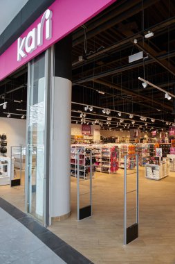 MOSCOW, RUSSIA - CIRCA SEPTEMBER, 2019: Moskova 'daki Salaris alışveriş merkezindeki Kari mağazasına giriş.