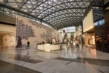 ABU DHABI, BAE - CIRCA JANUARY, 2020: Abu Dabi 'deki alışveriş merkezinin içi.