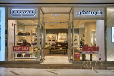 ABU DHABI, BAE - CIRCA JANUARY, 2020: Koç mağazasına giriş. Koç, deri çantalar, bavullar ve aksesuarlar konusunda uzmanlaşmış lüks bir Amerikan moda evi..