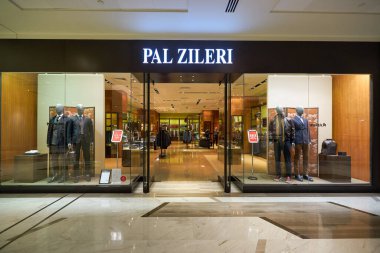 ABU DHABI, BAE - CIRCA JANUARY, 2020: Abu Dabi 'deki alışveriş merkezindeki Pal Zileri mağazasına giriş.