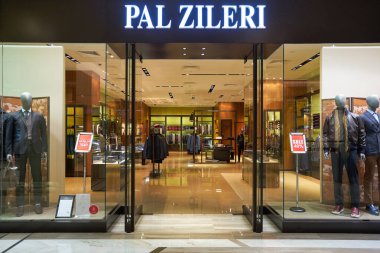 ABU DHABI, BAE - CIRCA JANUARY, 2020: Abu Dabi 'deki alışveriş merkezindeki Pal Zileri mağazasına giriş.