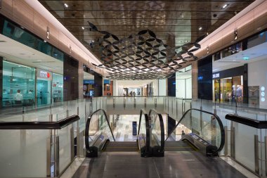 ABU DHABI, BAE - CIRCA JANUARY, 2020: Abu Dabi 'deki alışveriş merkezinin içi.