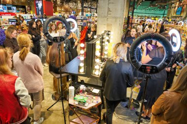 MOSCOS, RUSSIA - CIRCA SEPTEMBER, 2019: Moskova 'daki Salaris alışveriş merkezindeki Altın Elma mağazasında makyaj uzmanları