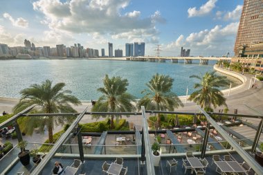 ABU DHABI, BAE - CIRCA JANUARY, 2020: Abu Dabi şehir manzarası.