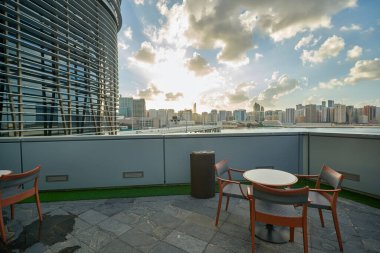 ABU DHABI, BAE - CIRCA JANUARY, 2020: Arka planda Abu Dabi kentsel manzaralı masa ve sandalyelerin görüntüsü.