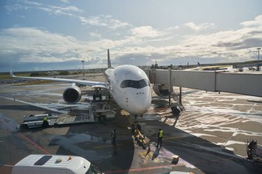 MOSCOW, RUSSIA - CIRCA SEPTEMBER, 2019: Singapur Havayolları Airbus A350-900 Moskova Domodedovo Havaalanı pistinde pistte.