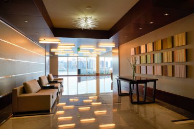 ABU DHABI, BAE - CIRCA HAUARY, 2020: Abu Dabi 'deki Al Maryah Adası' ndaki binanın iç çekimi.