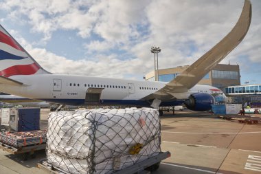 MOSCOW, RUSSIA - CIRCA SEPTEMBER, 2019: British Airways Boeing 787-9 Dreamliner Moskova Domodedovo Havaalanı pistinde pistte.