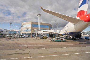 MOSCOW, RUSSIA - CIRCA SEPTEMBER, 2019: British Airways Boeing 787-9 Dreamliner Moskova Domodedovo Havaalanı pistinde pistte.