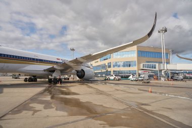 MOSCOW, RUSSIA - CIRCA SEPTEMBER, 2019: Singapur Havayolları Airbus A350-900 Moskova Domodedovo Havaalanı pistinde pistte.