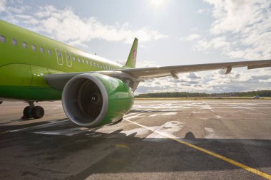 MOSCOW, RUSSIA - CIRCA SEPTEMBER, 2019: Moskova Domodedovo Havaalanı 'ndaki pistte S7 uçağının yakın plan çekimi.