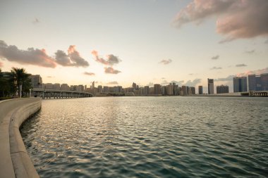 ABU DHABI, BAE - CIRCA JANUARY, 2020: Abu Dabi şehir manzarası.