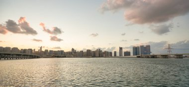 ABU DHABI, BAE - CIRCA JANUARY, 2020: Abu Dabi şehir manzarası.