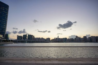 ABU DHABI, BAE - CIRCA JANUARY, 2020: Abu Dabi şehir manzarası.