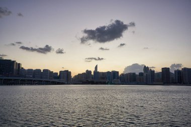 ABU DHABI, BAE - CIRCA JANUARY, 2020: Abu Dabi şehir manzarası.
