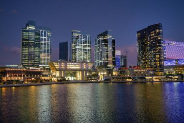ABU DHABI, BAE - CIRCA JANUARY, 2020: Abu Dabi gece manzarası.