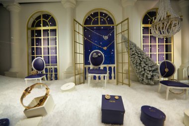 ABU DHABI, BAE - CIRCA HAUARY, 2020: Abu Dabi 'deki alışveriş merkezindeki Dior mağazasında sergilenen çeşitli aksesuarların yakın çekimi.