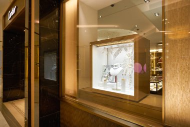 ABU DHABI, BAE - CIRCA JANUARY, 2020: Abu Dabi 'deki alışveriş merkezinde Cartier mağazası.