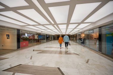 ABU DHABI, BAE - CIRCA JANUARY, 2020: Abu Dabi 'deki alışveriş merkezinin içi.