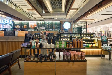 ABU DHABI, BAE - CIRCA JANUARY, 2020: Abu Dabi 'deki Starbucks Kahvesi' nin dahili çekimi.