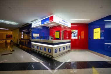 ABU DHABI, BAE - CIRCA JANUARY, 2020: Abu Dabi Uluslararası Havaalanında Gezgin. Travelex, Lloyd Dorfman tarafından kurulan bir döviz kurumu..