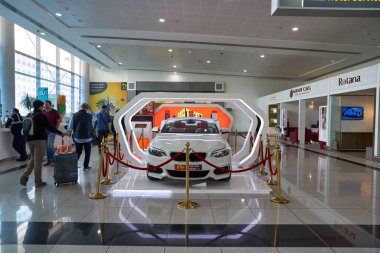 ABU DHABI, BAE - CIRCA HAUARY, 2020: BMW Abu Dabi Uluslararası Havalimanı 'nda sergilendi.