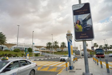 ABU DHABI, BAE - CIRCA JANUARY, 2020: Abu Dabi Uluslararası Havaalanı sokak manzarası.
