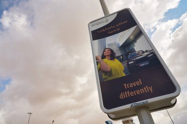 ABU DHABI, BAE - CIRCA JANUARY, 2020: Abu Dabi Uluslararası Havalimanı 'nda görülen posterin yakın çekimi.