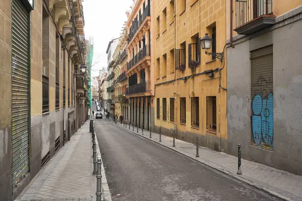 MADRID, İspanya - CIRCA HAZİRANESİ, 2020: Madrid sokak manzarası.