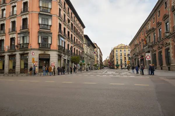 MADRID, İspanya - CIRCA HAZİRANESİ, 2020: Madrid sokak manzarası.