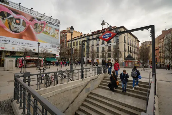 MADRID, İspanya - CIRCA HAZİRANESİ, 2020: Madrid sokak manzarası.