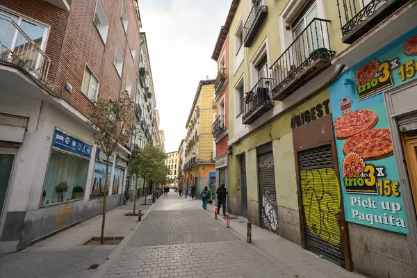 MADRID, İspanya - CIRCA HAZİRANESİ, 2020: Madrid sokak manzarası.