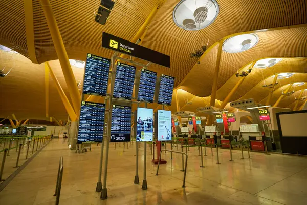 MADRID, İspanya - CIRCA JANUARY, 2020: Madrid-Barajas Havalimanı 'nın ana havalimanı.