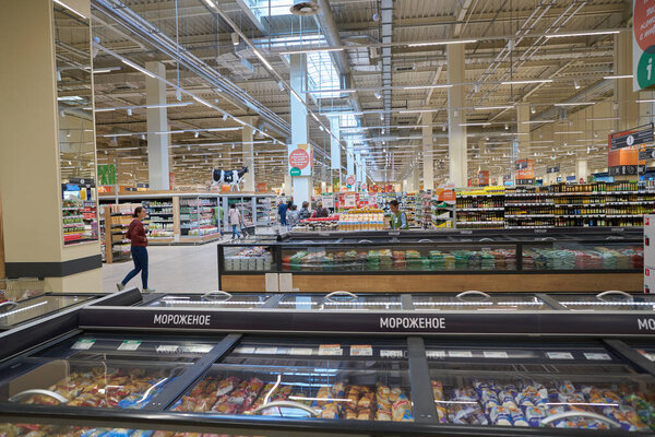 МОСКВА, РОССИЯ - CIRCA SEPTEMBER, 2019: съемка интерьера гипермаркета "Глобус" в ТРЦ "Саларис" в Москве.