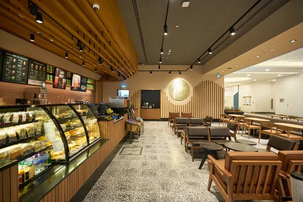 ABU DHABI, BAE - CIRCA JANUARY, 2020: Abu Dabi 'deki Starbucks Kahvesi' nin dahili çekimi.