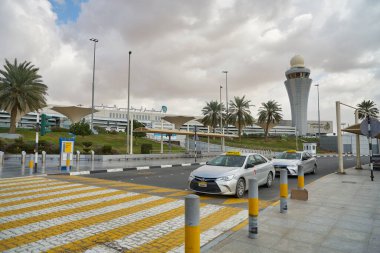 ABU DHABI, BAE - CIRCA JANUARY, 2020: Abu Dabi Uluslararası Havaalanı sokak manzarası.