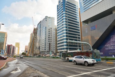 ABU DHABI, BAE - CIRCA JANUARY, 2020: Abu Dabi sokak manzarası.