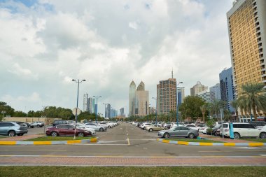 ABU DHABI, BAE - CIRCA JANUARY, 2020: Abu Dabi sokak manzarası.