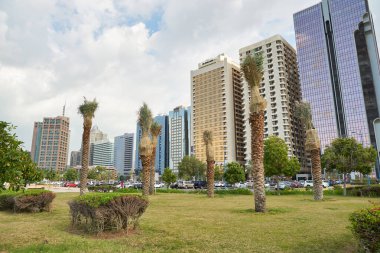 ABU DHABI, BAE - CIRCA JANUARY, 2020: Abu Dabi sokak manzarası.