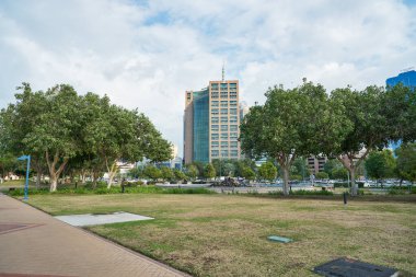ABU DHABI, BAE - CIRCA JANUARY, 2020: Abu Dabi sokak manzarası.