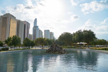 ABU DHABI, BAE - CIRCA JANUARY, 2020: Abu Dabi sokak manzarası.