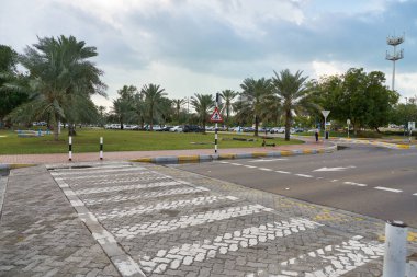 ABU DHABI, BAE - CIRCA JANUARY, 2020: Abu Dabi sokak manzarası.