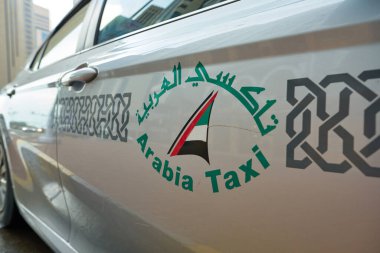 ABU DHABI, BAE - CIRCA JANUARY, 2020: Abu Dabi 'de görülen Arabistan Taksi Tabelasının yakın çekimi.