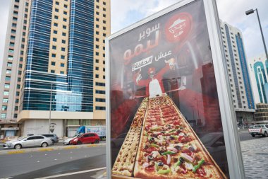 ABU DHABI, BAE - CIRCA HAUARY, 2020: Pizza Hut reklam afişi Abu Dabi 'de görüldü.